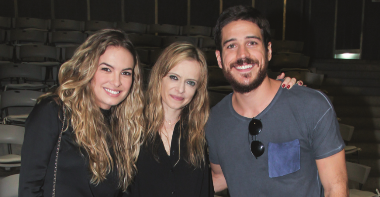 Lua Blanco e Marco Pigossi prestigiam espetáculo teatral