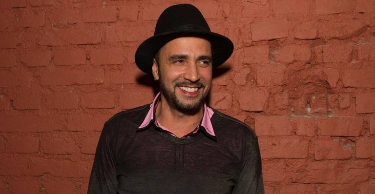 Ao lado de Sheila Mello, cantor Latino vira ‘a nova loira do Tchan’