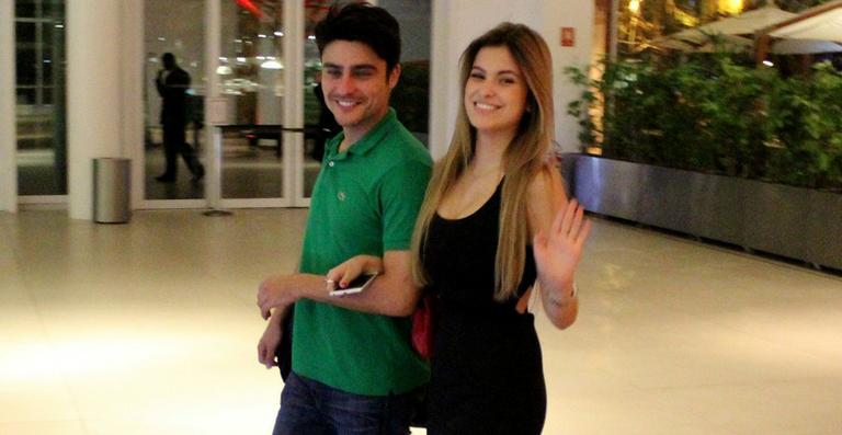 Guilherme Leicam curte noite a dois com a namorada