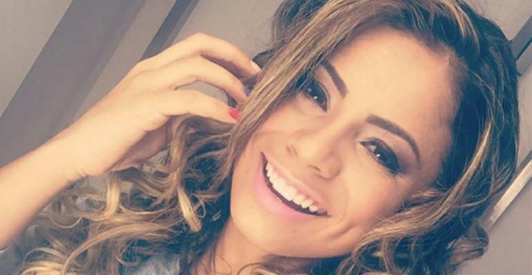 Lexa posa agarradinha com MC Guimê e se declara: “Te amo sem fim”