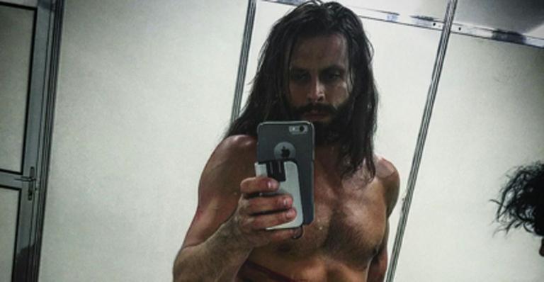 Henri Castelli surge cheio de tatuagens em aeroporto