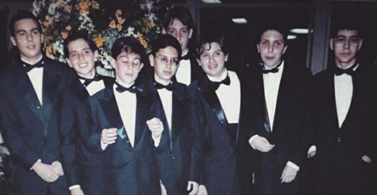 Reconhece? Kaká mostra foto com amigos 20 anos atrás