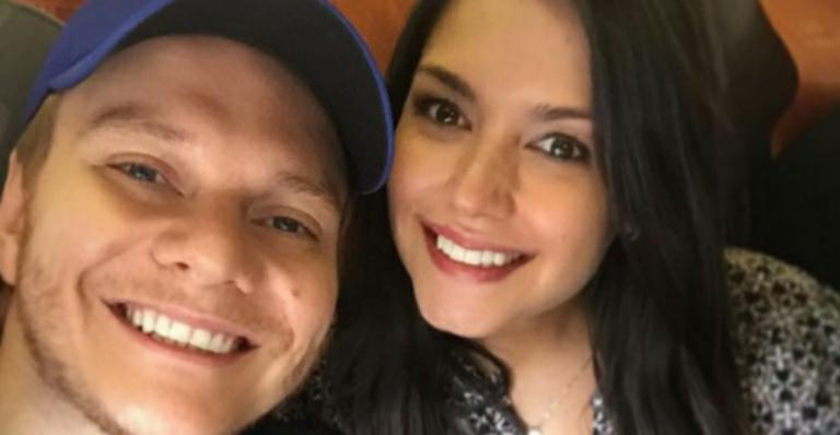 Grávida, Thais Fersoza se emociona com presente de avó