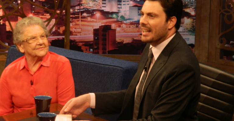Palmirinha participa do programa The Noite, com Danilo Gentili