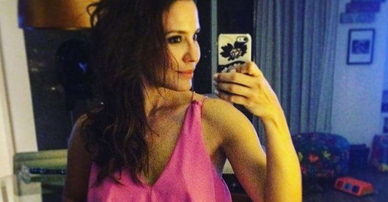 Um ano após dar à luz ao seu segundo filho, Juliana Knust impressiona com foto de biquíni