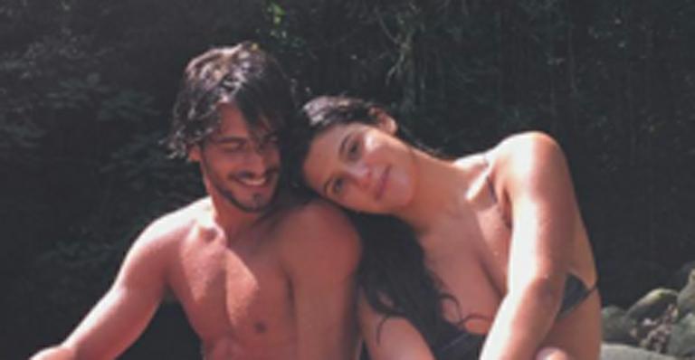 Giulia Costa e Brenno Leone posam em cenário paradisíaco