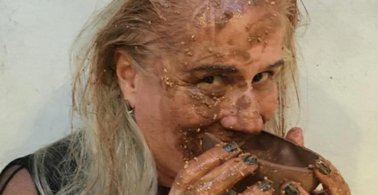 Vera Holtz posa lambuzada de chocolate e fãs vão ao delírio