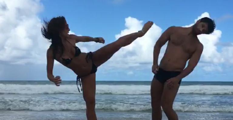 Novo casal, Sabrina Sato e Duda Nagle brincam de luta na praia