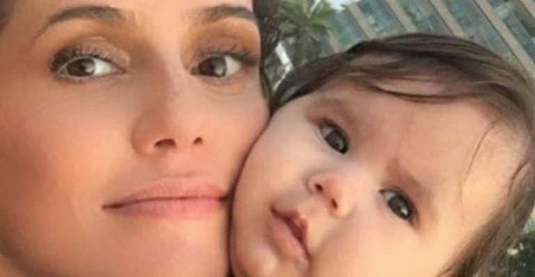 Deborah Secco se diverte com Maria Flor na piscina