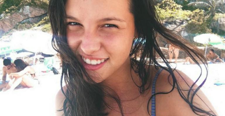 Lara Rodi entrega romance do irmão, Cauã  Reymond, com nova namorada na praia
