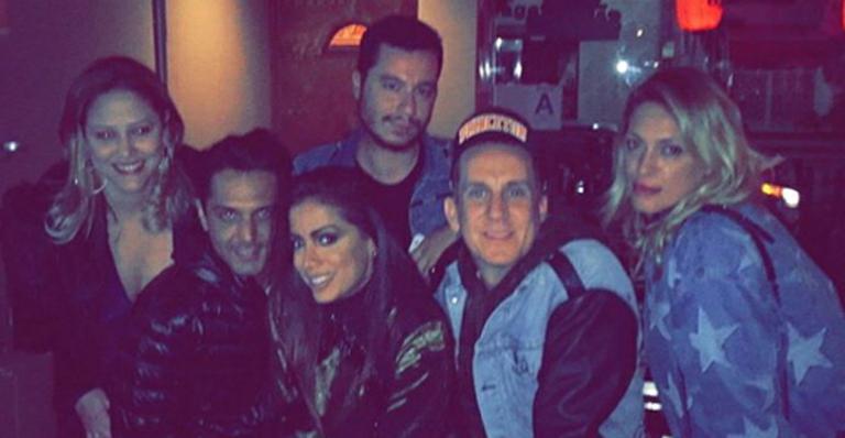 Anitta festeja aniversário com amigos nos Estados Unidos