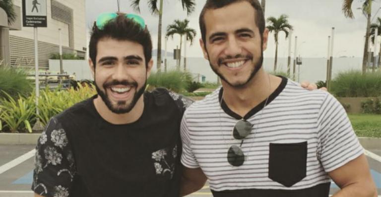 Matheus se reencontra com Juliano Laham após BBB: “Já cheguei de voadora”