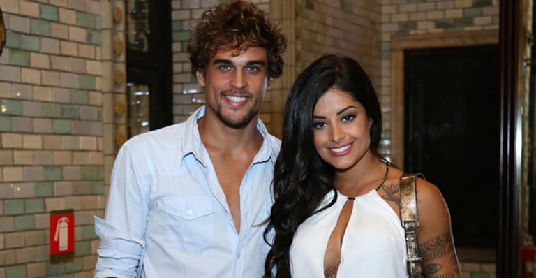Aline Riscado e Felipe Roque: clima de romance em Fernando de Noronha