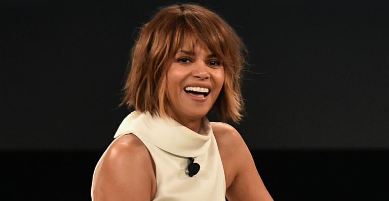 Halle Berry estreia no Instagram com foto de topless no meio da natureza