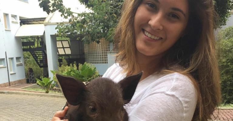 Beatriz, filha de William Bonner e Fátima Bernardes, posa com a porquinha Lili de ‘Êta Mundo Bom’