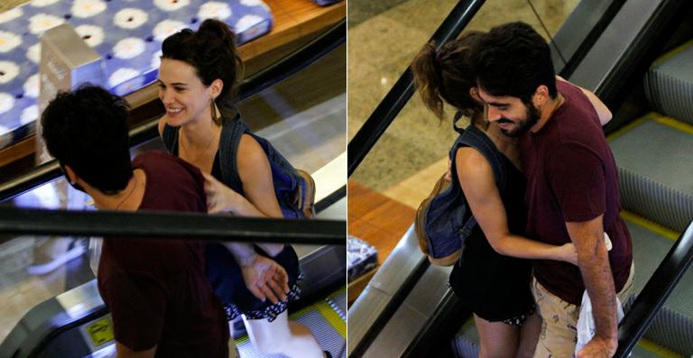 Bianca Bin troca carinhos com o marido em passeio no shopping