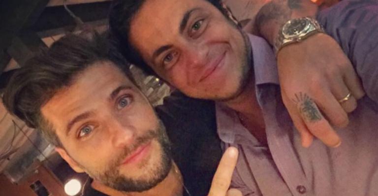 Thammy Miranda posa com Bruno Gagliasso e elogia: “Quero ser um dia 1% do ator que ele é”