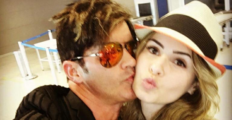 Ana Paula posa com Dr Rey e brinca com fãs: “Vocês shippam?”
