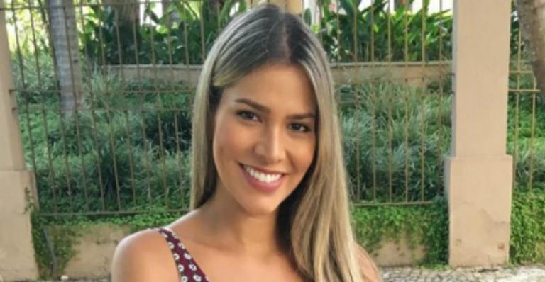 Adriana Sant’Anna faz tratamento estético com filho no colo