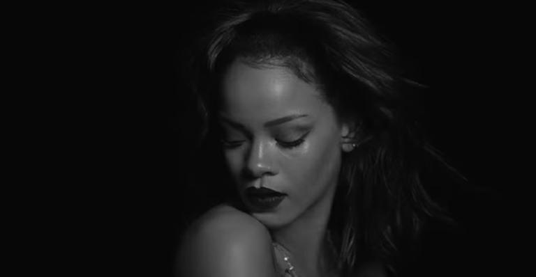 Rihanna lança clipe com cenas sensuais; veja ‘Kiss It Better’