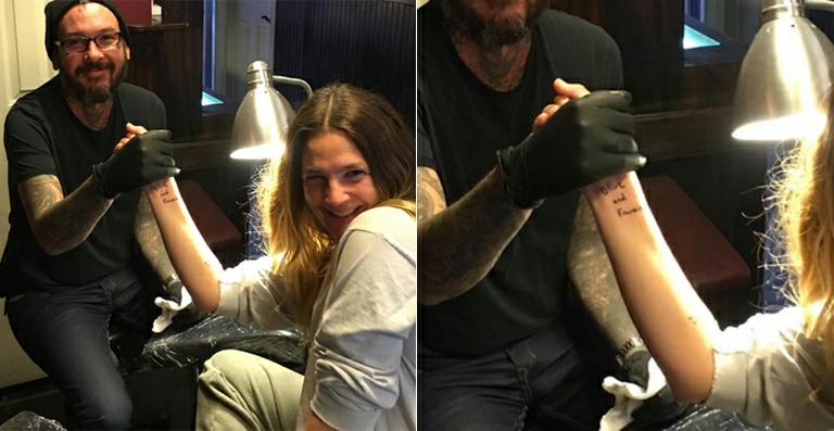 Drew Barrymore tatua os nomes das filhas no pulso