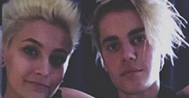 Paris Jackson posta foto com Justin Bieber nas redes sociais