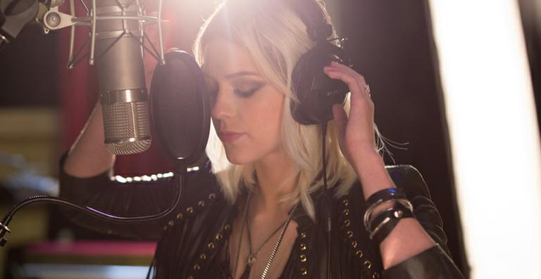 Sophia Abrahão grava seu novo single, Sou Fatal, composto por Nando Reis