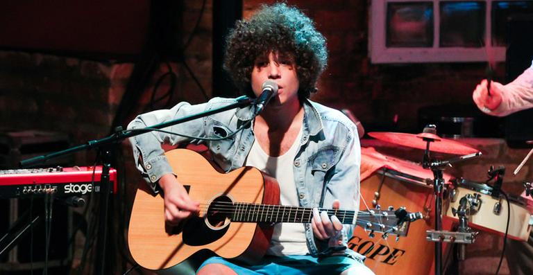 Filho de Cássia Eller, Chicão, apresenta seu show em SP