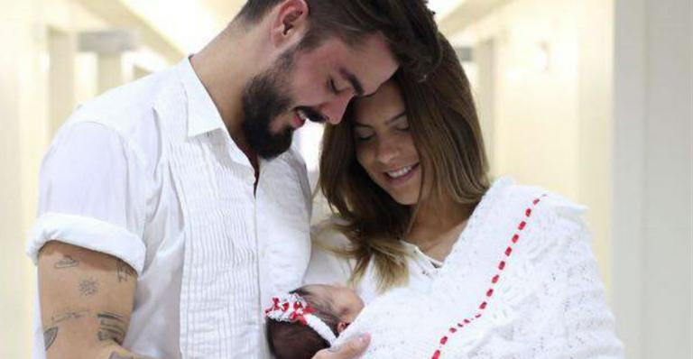 Rubia Baricelli deixa a maternidade com a filha, Helena