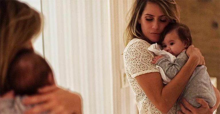 Deborah Secco posa com Maria Flor nos braços: ‘Meu lugar no mundo… Ao lado dela!’
