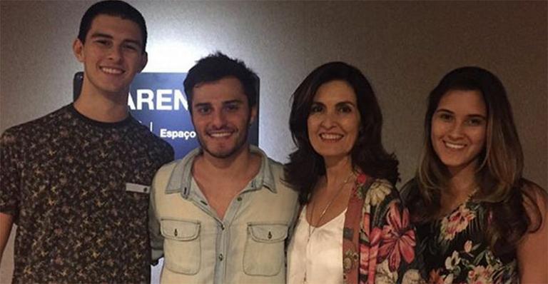 Primo de William Bonner estrela peça e recebe Fátima Bernardes e os filhos