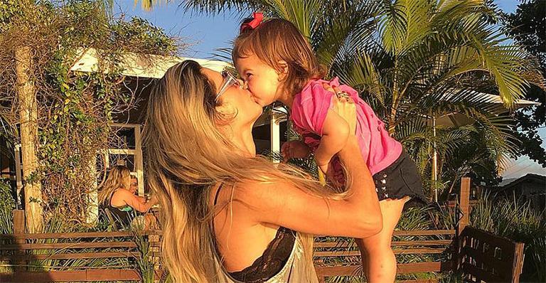 Mirella Santos dá selinho na filha, Valentina: ‘Meu coração’