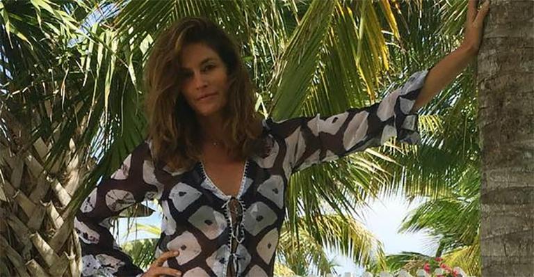 Aos 50, Cindy Crawford exibe corpo perfeito em foto de biquíni