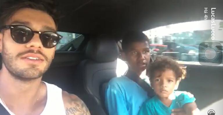 Em seu aniversário, Lucas Lucco presenteia meninos de rua no Rio de Janeiro