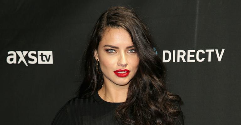 Adriana Lima fala da felicidade de ser mãe de duas meninas