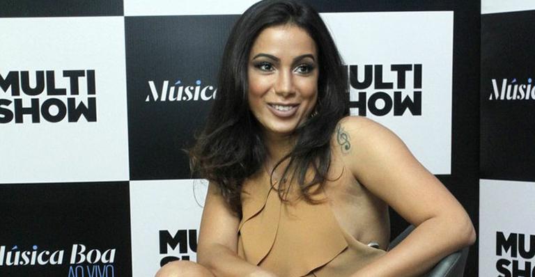 Vídeo: Anitta impede segurança de expulsar fã do palco