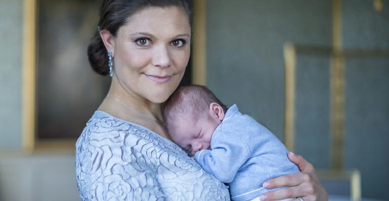 Princesa Victoria aparece em primeira foto oficial com o filho caçula