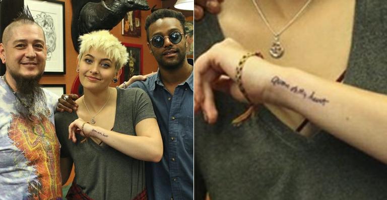 Paris Jackson faz tatuagem com a letra do pai, Michael Jackson