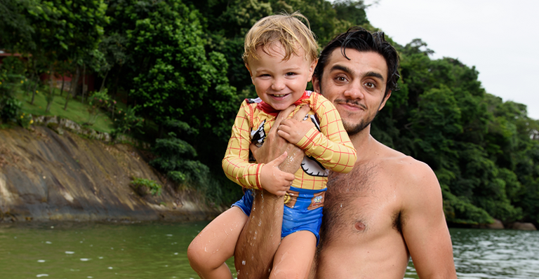 Recém-casado, Felipe Simas posa com o pai, Beto Simas, e o filho, Joaquim
