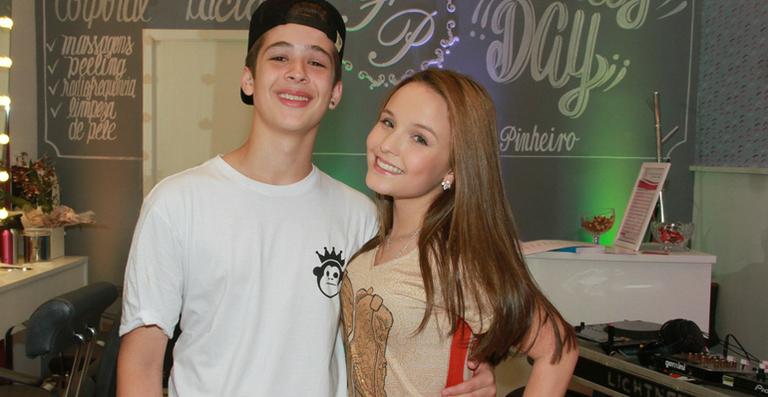 João Guilherme posta foto romântica com Larissa Manoela