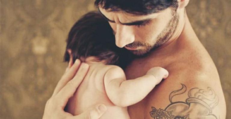 Rodrigão toca violão para o filho e o menino “canta” junto