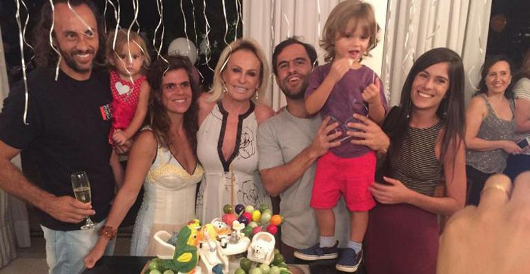 Ana Maria Braga relembra festa surpresa em família