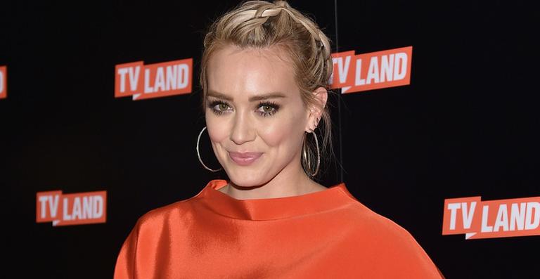 Hilary Duff rebate críticas por dar selinho em filho de 4 anos