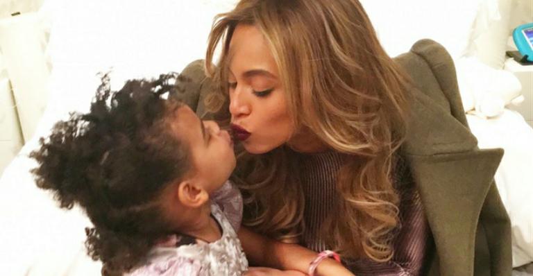 Beyoncé posa dando bitoca na filha, Blue Ivy, em sala de luxuosa mansão