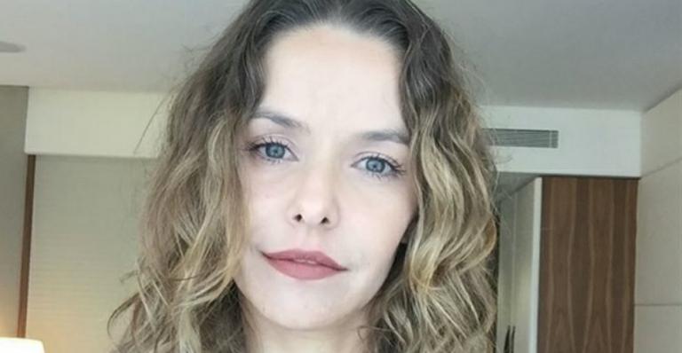 Aos 41 anos, Bianca Rinaldi exibe corpão definido durante banho em cachoeira