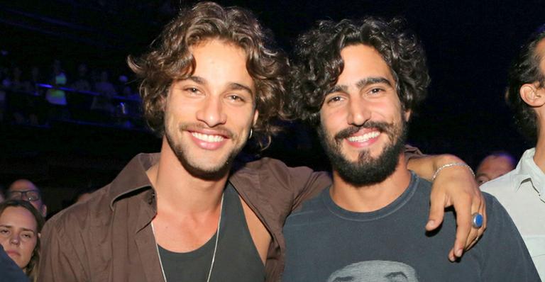 Rivais em ‘Velho Chico’, Pablo Morais e Renato Góes curtem show no Rio