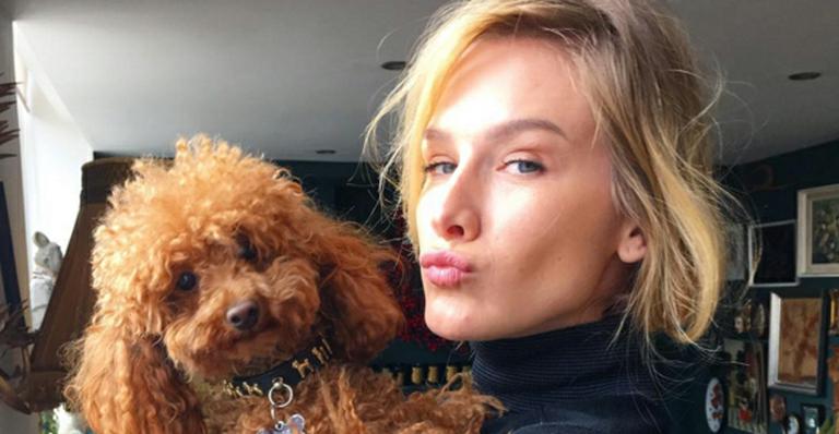 Em Londres, Fiorella Mattheis posa com cachorrinho
