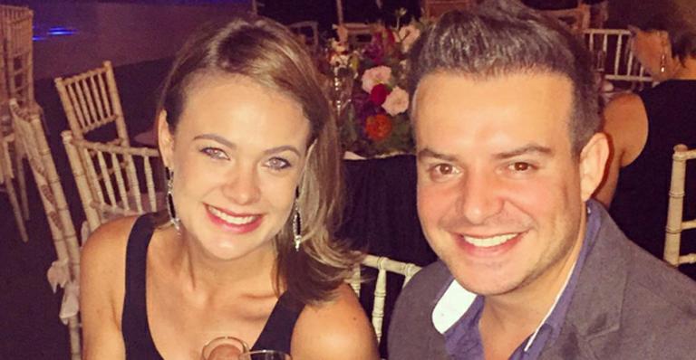 Thaís Pacholek posa com o filho, Luis Miguel