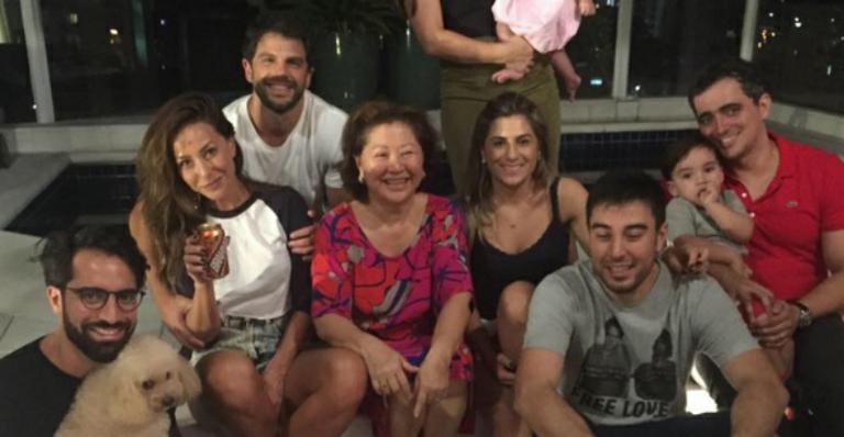 Duda Nagle posa sorridente com família de Sabrina Sato em luxuosa cobertura