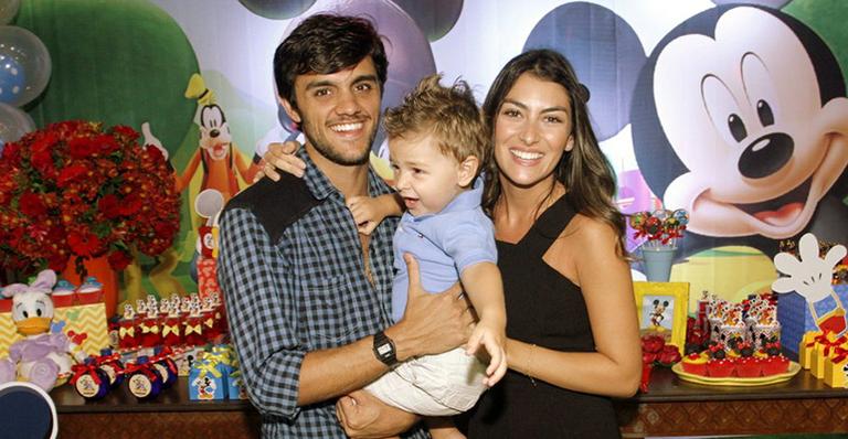 Após casamento, Felipe Simas e Mariana Uhlmann fazem festa nos 2 anos do filho, Joaquim